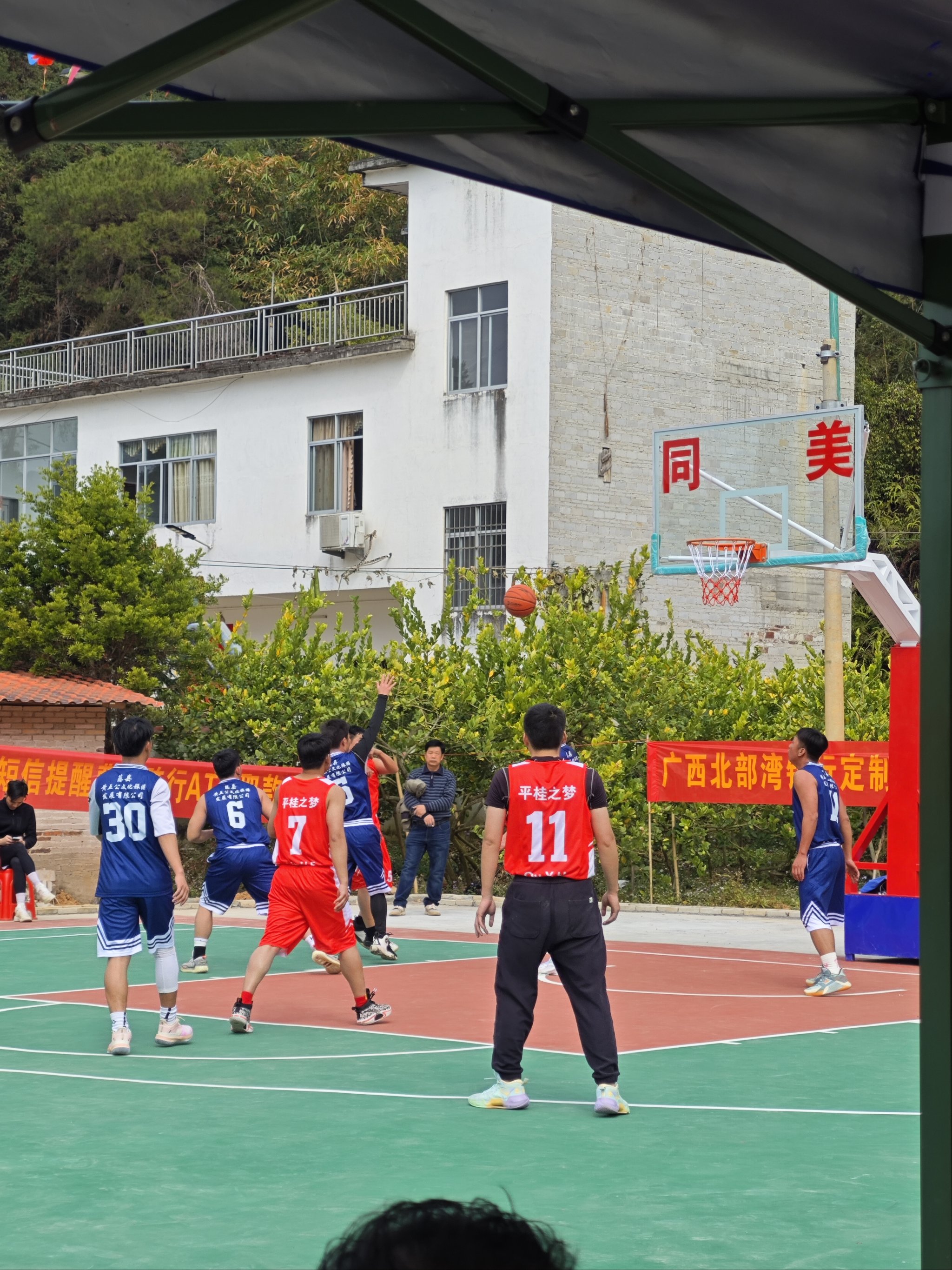 星空体育官方网站-赛场激情四射，球员们奋力拼搏的简单介绍